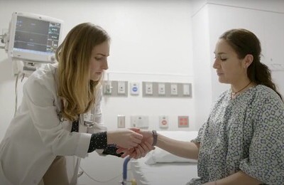 Кодирование Аквилонг в Щёкино Врач держит пациентку за руку